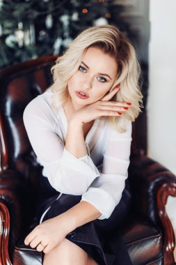 Güzel sarışın kadın.