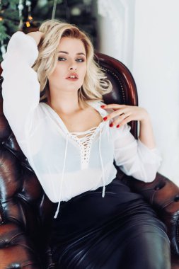 Güzel sarışın kadın.