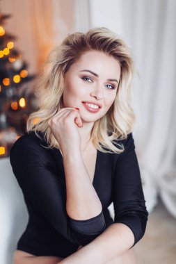 Noel ağacının yanında genç bir kadın