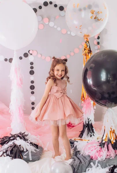 Kislány szobájában születésnapi party. — Stock Fotó
