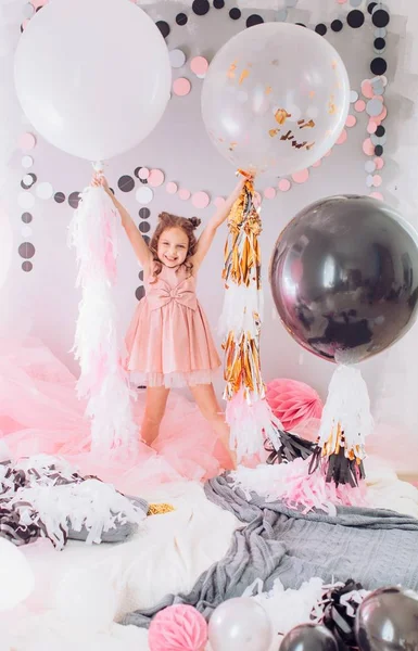 Menina no quarto na festa de aniversário . — Fotografia de Stock