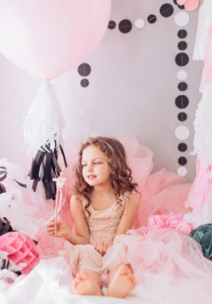 Klein meisje in de kamer op verjaardagsfeestje. — Stockfoto