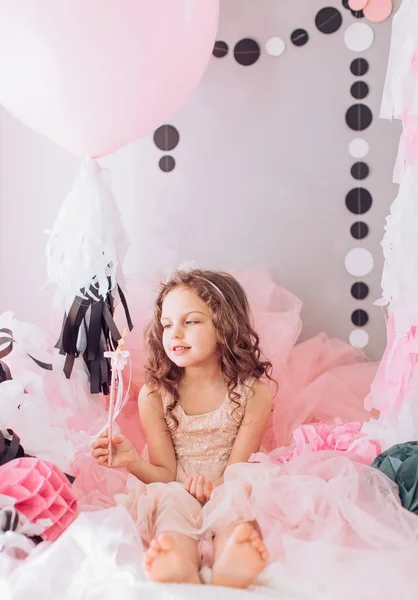 Menina no quarto na festa de aniversário . — Fotografia de Stock