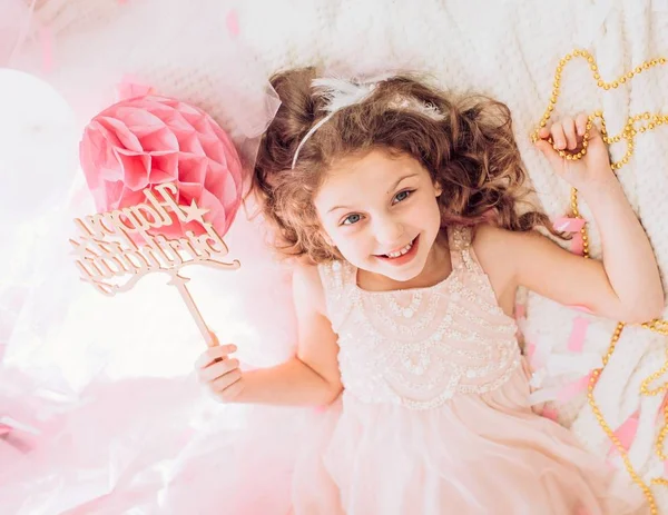 Klein meisje in de kamer op verjaardagsfeestje. — Stockfoto