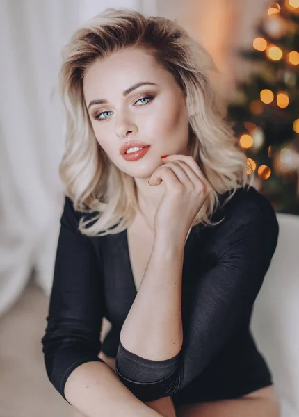 Young   woman near Christmas tree — Stock Photo, Image