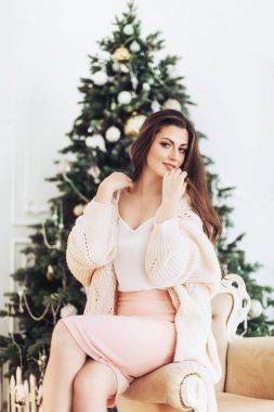 Noel ağacının yanında genç bir kadın