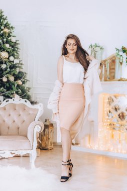 Noel ağacının yanında genç bir kadın