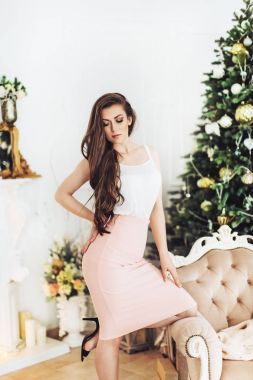 Noel ağacının yanında genç bir kadın