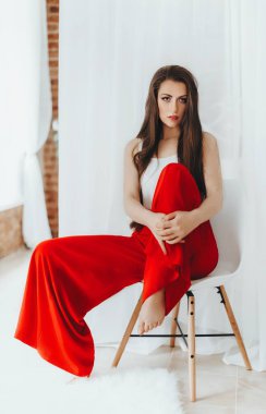 genç kadın kırmızı pantolon