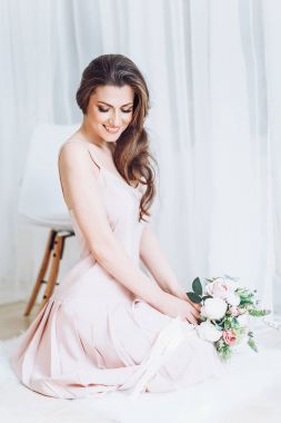 Pembe elbiseli genç kadın.