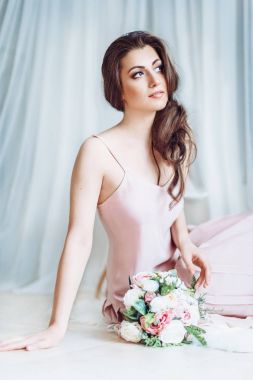 Pembe elbiseli genç kadın.