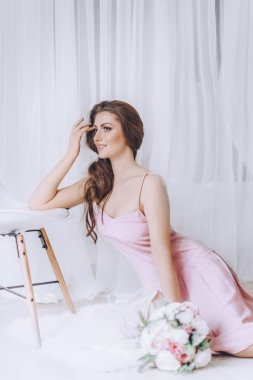 Pembe elbiseli genç kadın.