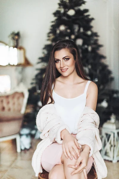 크리스마스 트리 근처 젊은 여자 — 스톡 사진
