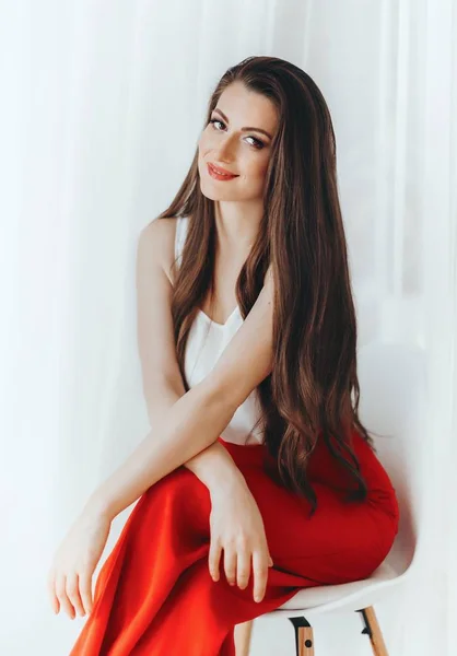 Молодая женщина в красных штанах — стоковое фото