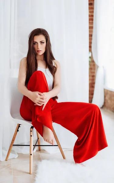 Młoda kobieta w czerwone spodnie — Zdjęcie stockowe