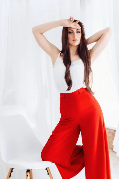 Mujer joven en pantalones rojos —  Fotos de Stock