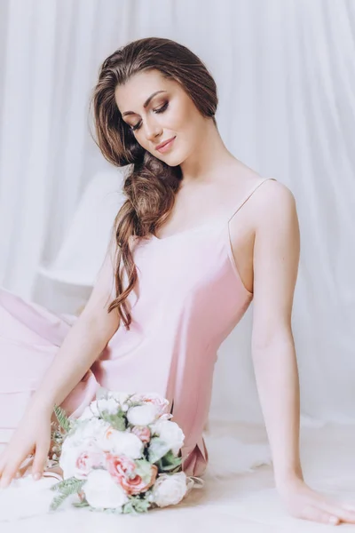 Mujer joven en vestido rosa — Foto de Stock