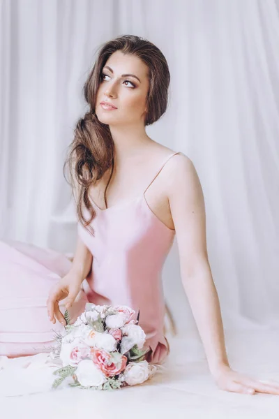 Νεαρή γυναίκα με ροζ φόρεμα — Φωτογραφία Αρχείου