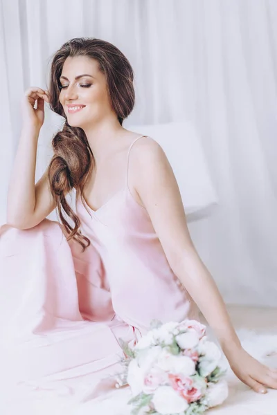 Junge Frau im rosa Kleid — Stockfoto