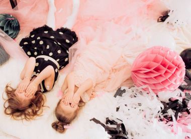  kızları doğum günü partisinde odasında. 