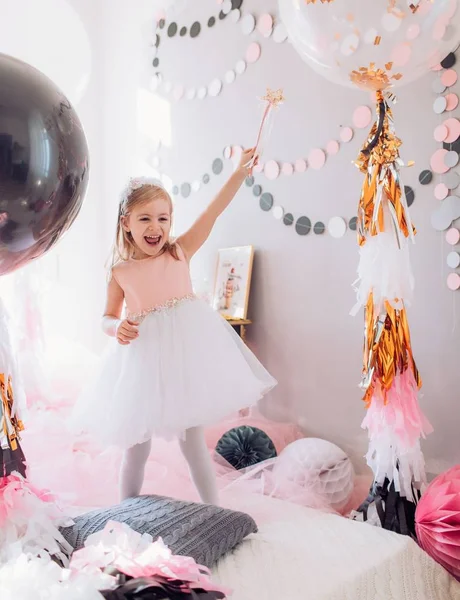 Kislány szobájában születésnapi party. — Stock Fotó