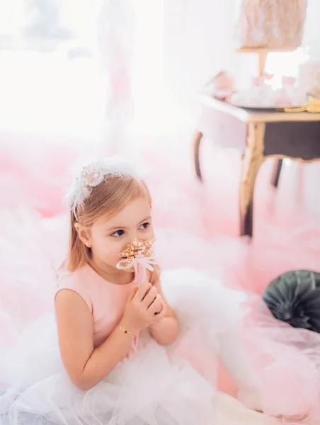 Μικρό κορίτσι στο δωμάτιο σε πάρτι γενεθλίων. — Φωτογραφία Αρχείου