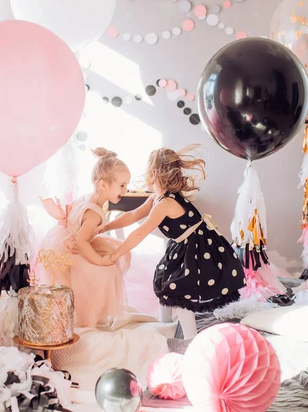 Girls  in room at Birthday party. — Stock Photo, Image