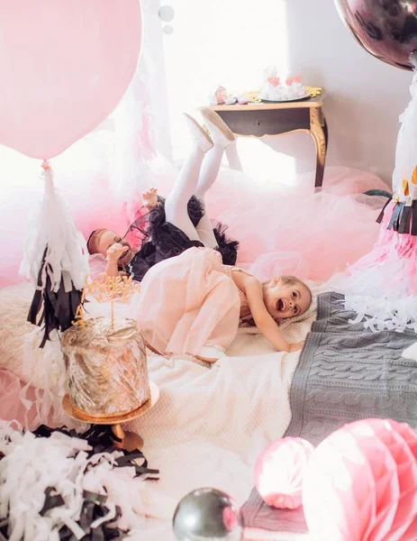 Meninas no quarto na festa de aniversário . — Fotografia de Stock