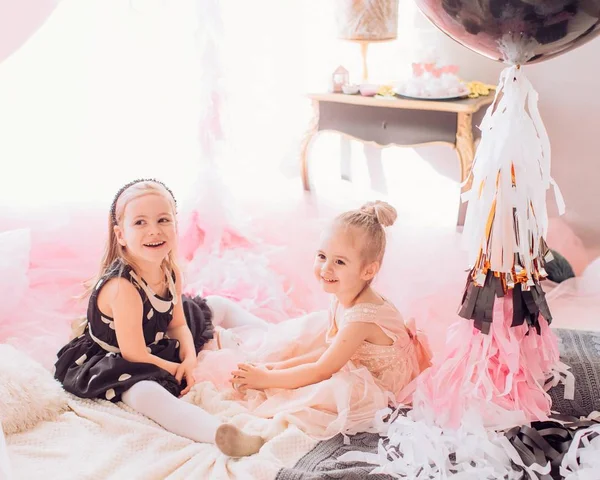 Girls  in room at Birthday party. — Stock Photo, Image