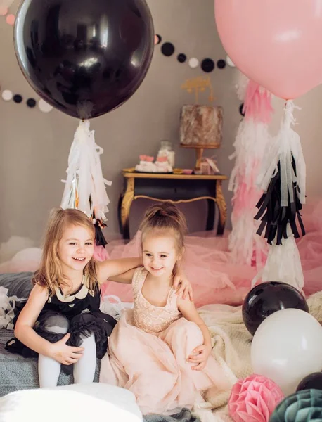 Mädchen auf Geburtstagsparty im Zimmer. — Stockfoto