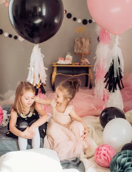 Meninas no quarto na festa de aniversário . — Fotografia de Stock