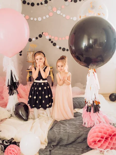 Meninas no quarto na festa de aniversário . — Fotografia de Stock