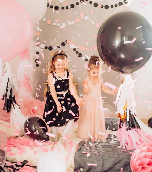 Lány szoba: születésnapi party. — Stock Fotó