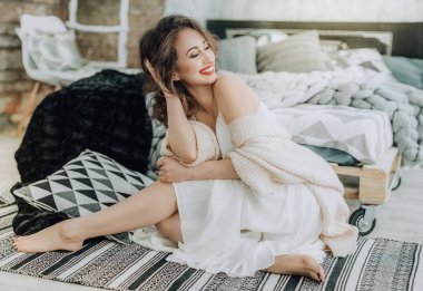 genç kadın beyaz moda giysileri