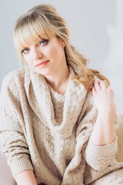 Evdeki genç kadın.