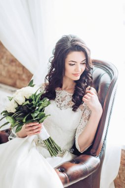  Genç gelin beyaz gelinlik