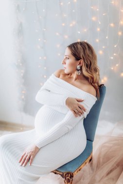 Güzel hamile bir kadının portresi.