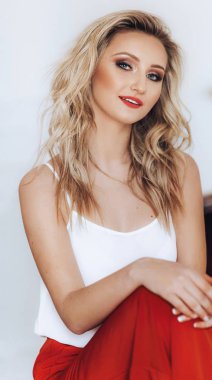 Kırmızı pantolon güzel genç kadın