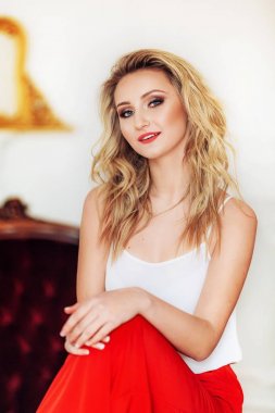 Kırmızı pantolon güzel genç kadın