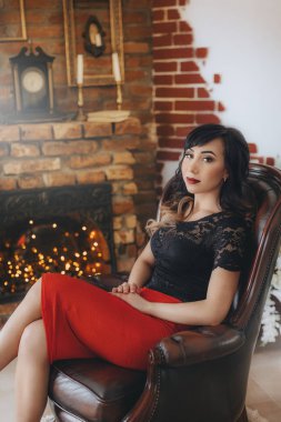 Kırmızı etek güzel kadın 