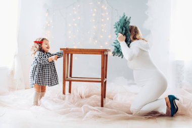 genç anne ve bebek kız 