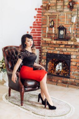 Kırmızı etek güzel kadın 