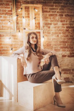 genç kadın stüdyoda poz