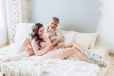 Anne ve kızı evde poz