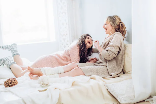 Madre e hija posando en casa —  Fotos de Stock