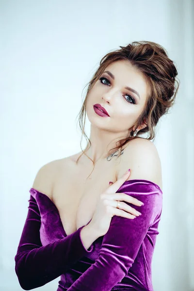 Belle jeune femme en robe — Photo