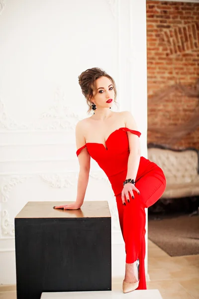 Belle jeune femme en robe rouge — Photo
