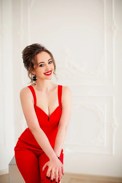 Bela jovem mulher em vestido vermelho — Fotografia de Stock