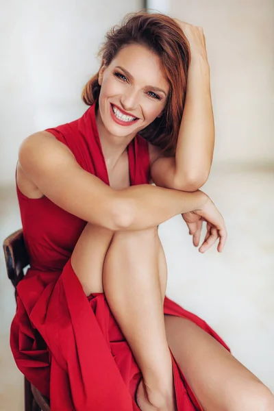 Hermosa mujer joven en vestido rojo — Foto de Stock