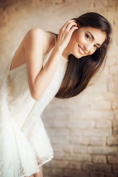 Gyönyörű nő fehér ruhában. — Stock Fotó